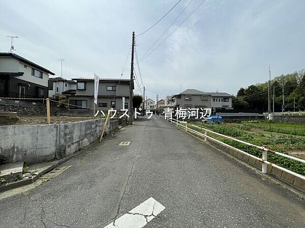 【北西側 前面道路】幅員約4.5mの前面道路です。普通車が1台通れる幅となります。大型車の通行が少ないので、振動や騒音が抑えられます。