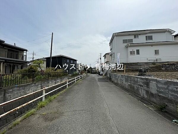 【北東側 前面道路】幅員約5mの前面道路です。車がすれ違える道幅です。車1台とベビーカーですれ違っても余裕のある道幅は安心ですね。