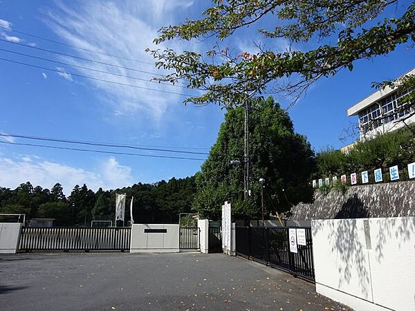 青梅市立吹上中学校人間尊重の精神を基調とし、自主牲、創造性に満ち、社会の一員として勤労と責任を重んじる生徒の育成を目指して、次のことを教育目標とする。努　力　　・　　創　造　　・　　協　調 1070m