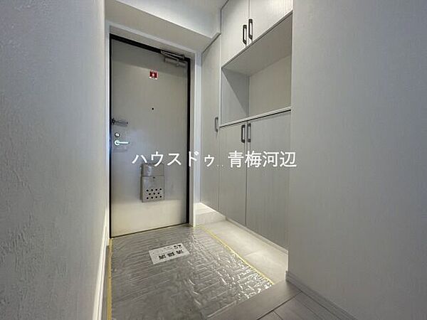 玄関：段差の少ない玄関フロアで小さなお子様やお年寄りでも安心して出入りすることができます。