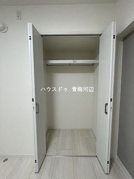 4.5帖洋室収納：パイプハンガーつきなので新たに家具を買わずにすみます。間仕切りがないので湿気がこもりにくくなっています。