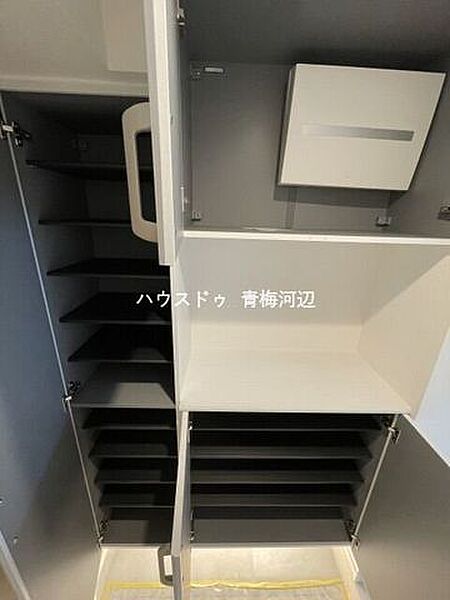 玄関収納：ご家族分の靴をしまうことができます。すっきりと片付いた玄関で気持ちよくご家族をお出迎えすることができます。