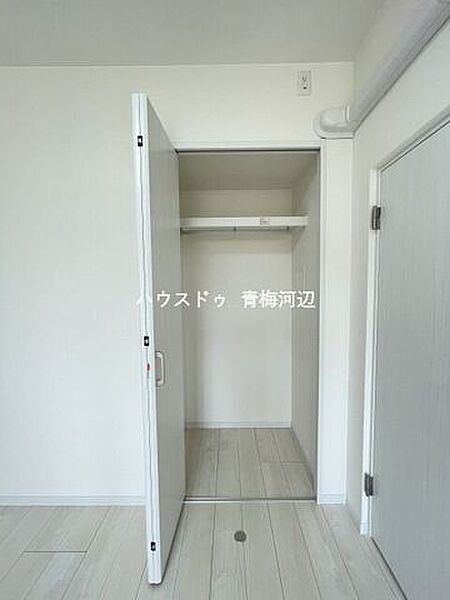6帖洋室収納：ハンガーパイプや枕棚も標準装備されたクローゼットです。