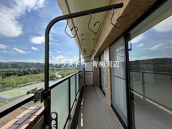 バルコニー：南向きのバルコニーです。天気がいい日はお洗濯もカラっと乾きそうですね。