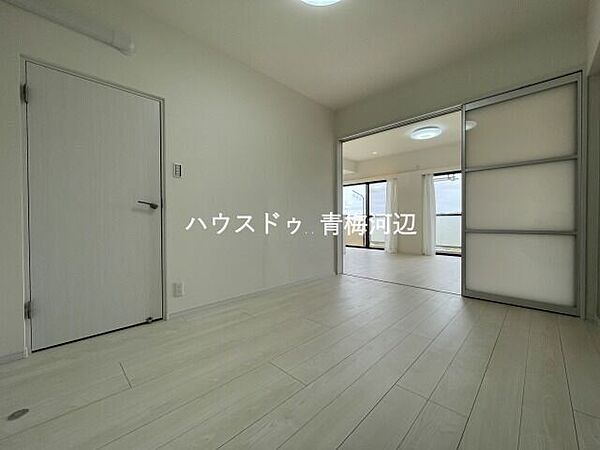 6帖洋室：隣接するリビングとの間仕切りを開けて開放感のある空間にすることもできます。