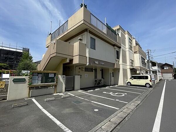 青梅梨の木保育園青梅梨の木保育園　家庭との連携を大切に、小さな子どもたちが、家庭と同じように安心して生活できるような室内、戸外、人的環境づくりを目指している保育園。平成27年秋に竣工したとても綺麗…