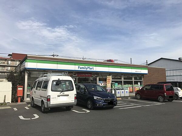 ファミリーマート青梅河辺町6丁目店ファミリーマート青梅河辺町6丁目店　品数が多く、商品が充実しています　コーヒーをカスタマイズが出来るコーナーがあります　冬はおでんの具も豊富です 230m