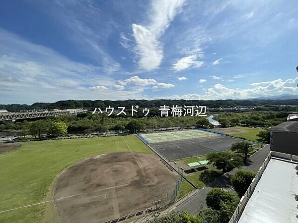 バルコニー眺望：遠くまで眺めを楽しむことのできるバルコニー。ゆっくりと過ぎる時間の流れを感じてリラックスできそうです。