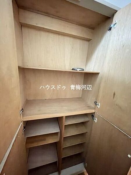 玄関収納：たっぷりと収納することができるので、玄関をすっきり片付けることができます。ご家族を気持ちよく迎えることができそうです。