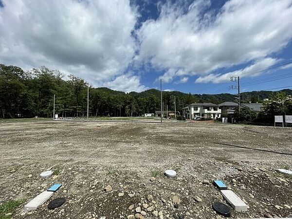 外観：間口が広いので駐車がしやすいお土地です。