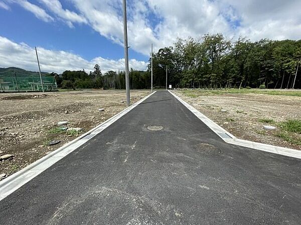 【敷地内前面道路】幅員約5mの前面道路です。