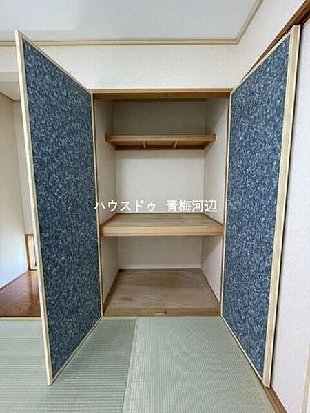 6帖和室収納：奥行のある押入で収納グッズを使って空間を有効活用することができます。