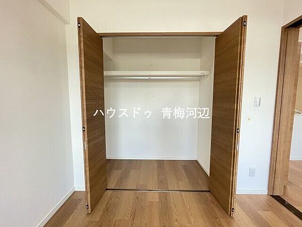 6帖洋室収納：新たに家具を買わなくても良いので、ハンガーパイプ付きのクローゼットは嬉しいですね。収納が付いているのでお部屋を広く使う事ができます。