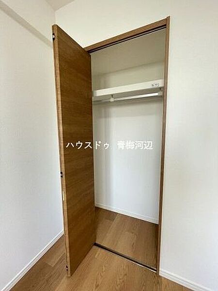 5.5帖洋室収納：ハンガーパイプや枕棚も標準装備されたクローゼットです。