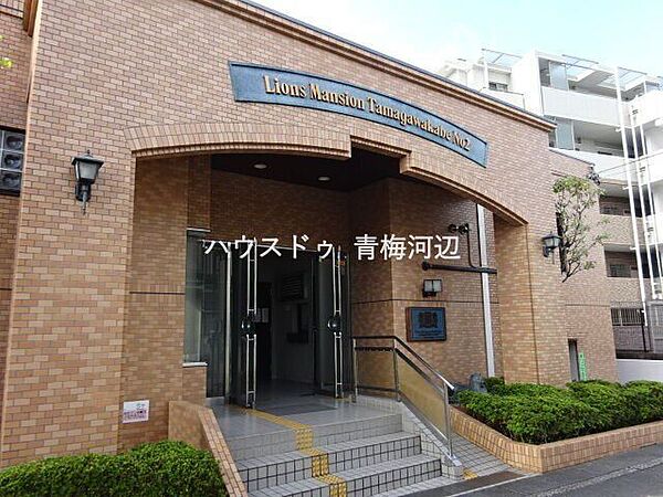 エントランス：手入れの行き届いた共用部が、管理体制の良さを感じさせます。