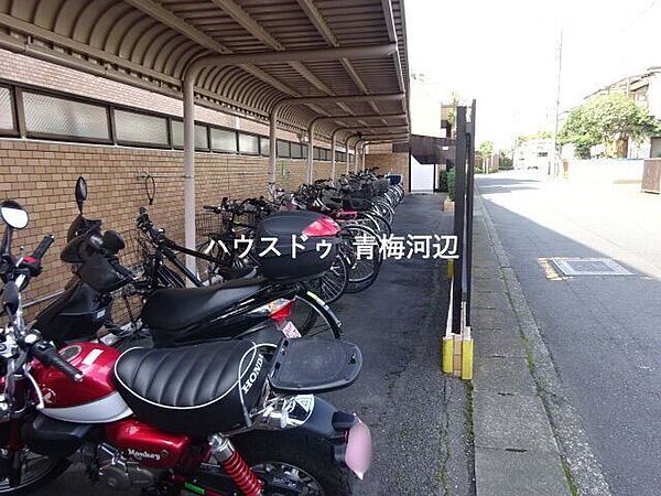 バイク置場：大切な愛車を雨や直射日光から守ります。