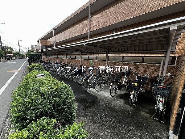 駐輪場：屋根付きで雨の日も乗り降りしやすく、快適に利用できます。