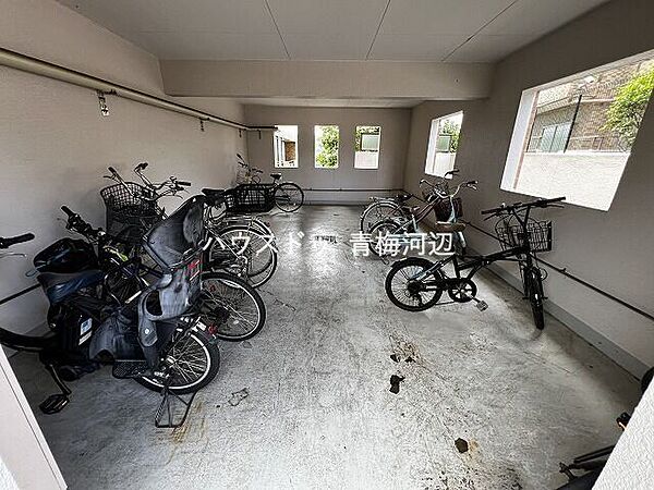駐輪場：屋根付きで雨の日も乗り降りしやすく、快適に利用できます。