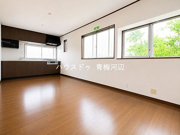 リビング：ナチュラルな雰囲気のフローリングですので家具やインテリアなども合わせやすいです。どんなお部屋にしていくか考えるのも楽しいですね♪※一部CG家具消し加工処理をしています。