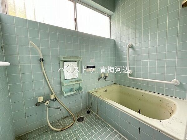 浴室：明るく清潔感のある浴室になります。窓があることで湿気がこもりにくく、お掃除もしやすいですね。壁に手すりが付いているので浴槽から立ち上がる際も安心です。