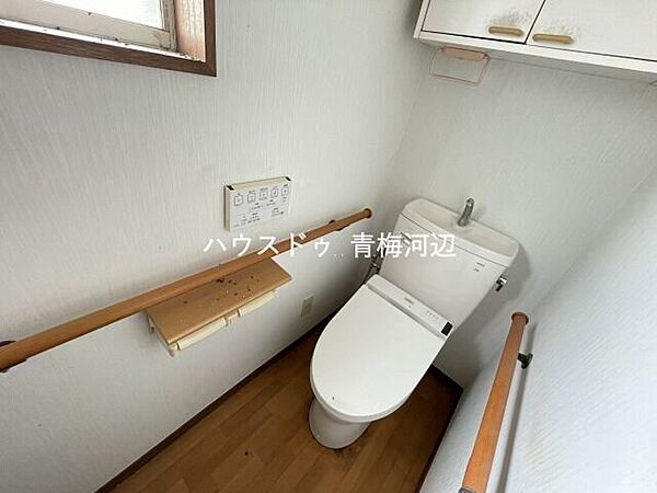 トイレ：白を基調としたシンプルな壁紙のトイレになります。2階にも設置されているのでお部屋からの移動も短縮できますね。