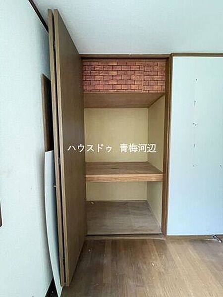 6帖洋室収納：奥行のある収納なので、お布団などをしまうことができます。収納グッズを使って空間を有効活用することができます。