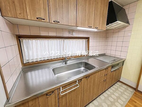 キッチン：小窓が付いた明るく作業のしやすいキッチンスペースになります。※一部CG家具消し加工処理をしています。