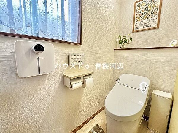トイレ：白を基調としたシンプルな壁紙のトイレになります。