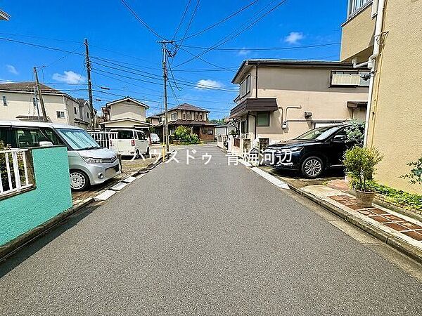 前面道路：ゆとりある前面道路に面し、お車の出し入れもスムーズです。※一部加工処理をしています。