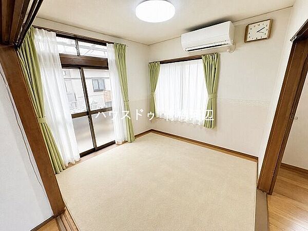 1階洋室：大きめの窓から陽射しがたっぷり降り注ぎ、明るいお部屋になっていて気持ちよく過ごしていただけます。※一部CG家具消し加工処理をしています。