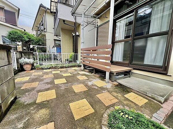 庭：ガーデニングや家庭菜園を楽しめるスペースがあり、お庭のある暮らしを満喫できます。
