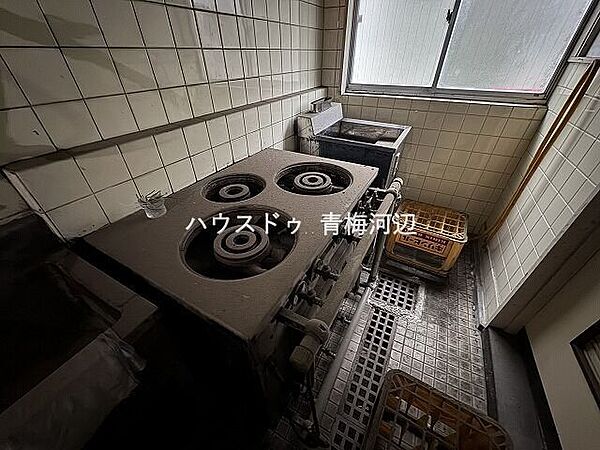 店舗部分キッチン：窓があるので換気もできます。