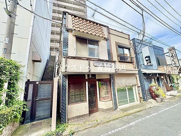外観：スーパーやコンビニが徒歩圏内にある利便性の高いエリアです。