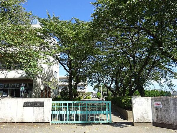 青梅市立若草小学校明るく強く根気よく～自ら考え主体的に行動する若草の子～ 重点目標：わくわくする学校を創ろう ～みんなでつくる50周年 そして未来へ～」 1120m