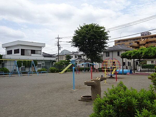 中原公園住宅街の青梅線沿いにあるため、電車が見える公園。遊具はグローブジャングル、鉄棒にブランコ、土管に砂場、滑り台など豊富でお子さまも楽しめます。周りは低木が点在しており見通が良いのも嬉しいです…