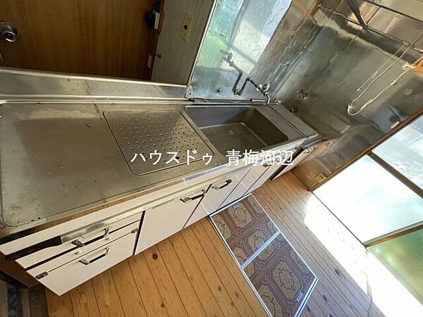 キッチン：壁付けキッチンは調理に集中でき、お料理がはかどります。錆びや汚れに強いステンレス製のシンクで毎日のお手入れも簡単です♪
