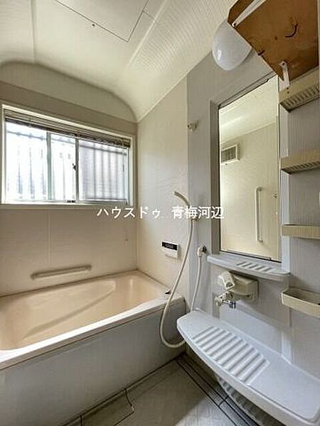 浴室：明るく清潔感のある浴室になります。窓があることで湿気がこもりにくく、お掃除もしやすいですね。壁に手すりが付いているので浴槽から立ち上がる際も安心です。