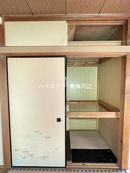 1階和室収納：奥行のある押入があり、お布団などをしまうことができます。収納グッズを使って空間を有効活用することができます。