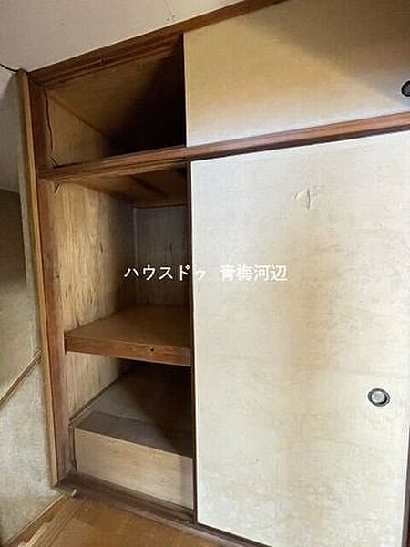 2階廊下収納：居室以外にも収納スペースが設置されており、使用頻度の低いものや季節家電、掃除道具や防災グッズなどをしまっておけます。