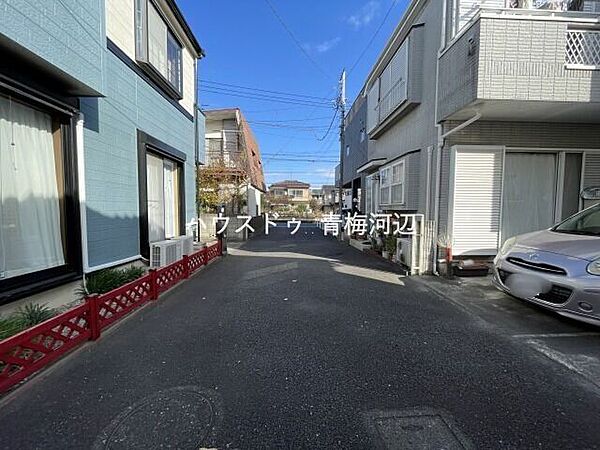 前面道路：車1台とベビーカーですれ違っても余裕のある道幅は安心ですね。