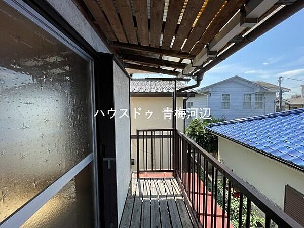 バルコニー：屋根がついているので、外出中の急な雨でも慌てずに済みます。