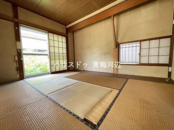 1階和室：縁側があるので、親戚やお友達を呼んで花火などを楽しむことができそうです。収納スペースもしっかりあります。