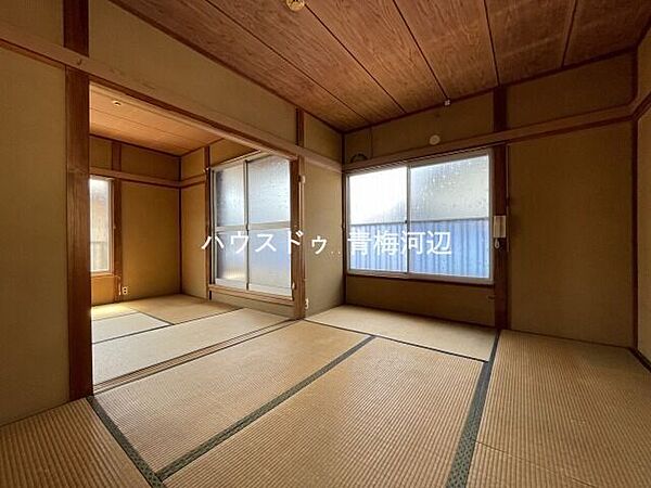 西側6帖和室：2か所から出入りができるので、生活スタイルに合わせてお使いいただけます。家事動線も良くお掃除がしやすくなっています。