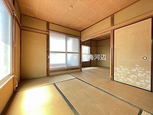 東側6帖和室：バルコニーにつづく大きめの窓からたっぷりと日差しが降り注ぎます。2面採光なので、明るいお部屋でもちろん風通しも良好です。