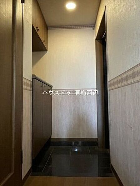 玄関:廊下との段差があまりなく、つまづかずに靴を履いたり脱いだりできます。
