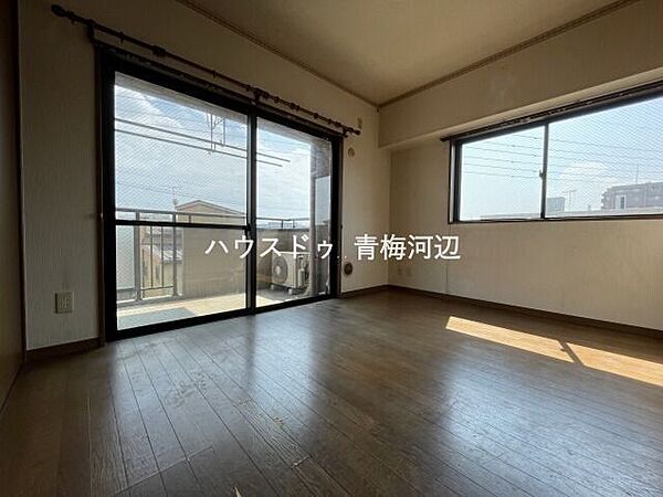 リビング：バルコニーにつづく南向きの大きめの窓からたっぷりと陽射しが降り注ぎます。ご家族で気持ちよく過ごしていただけます。