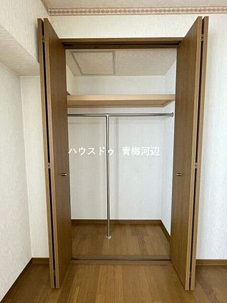 北側洋室収納：ハンガーパイプや枕棚も標準装備されたクローゼットです。