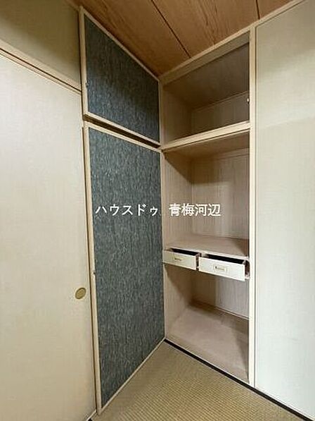 サービスルーム収納:奥行きがありますので収納BOXなどを使うことでより空間を有効に活用できそうです!