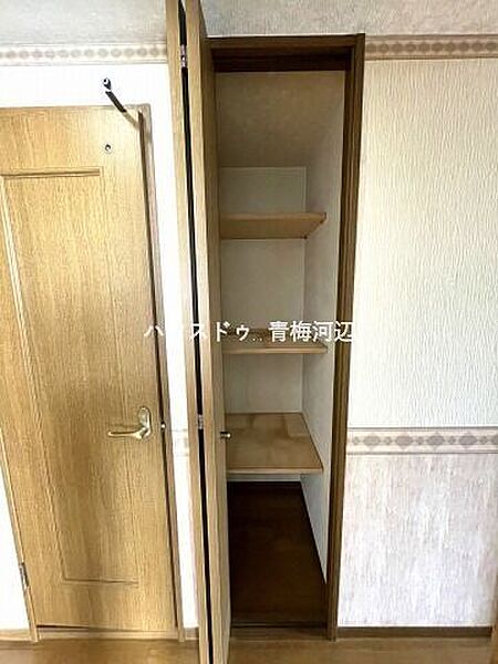廊下収納：居室以外にも収納スペースが設置されており、使用頻度の低いものや季節家電、掃除道具や防災グッズなどをしまっておけます。