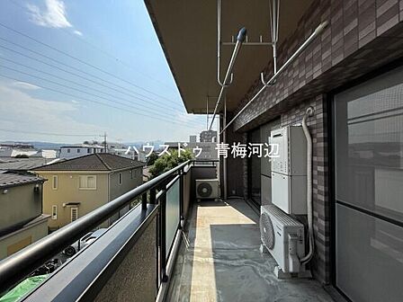 バルコニー:物干し竿が掛けられるようになっています。お洗濯もスムーズに干して取込めますね。
